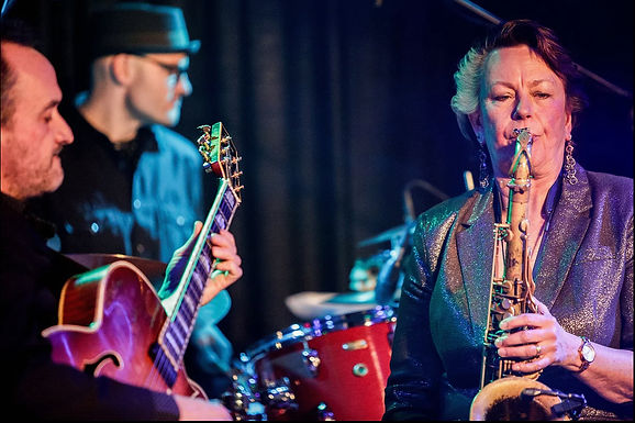 Myanna - Saxophone