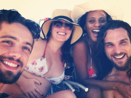 Futuros papais! Igor Rickli e Rafael Cardoso posam com esposas grávidas