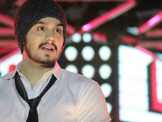 Luan Santana deixa a cueca aparecer durante show