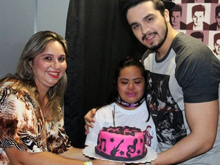 Luan Santana ganha presente inusitado de fã com Síndrome de Down
