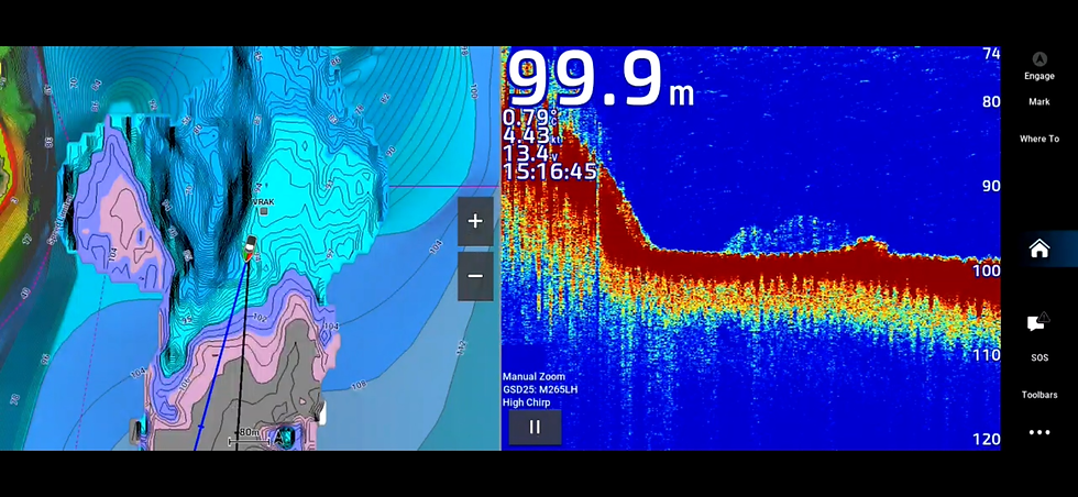 Bildet viser delt visning av kart og 2D ekkolodd under leting etter skipsvrak under litt ruskete forhold på sjøen.