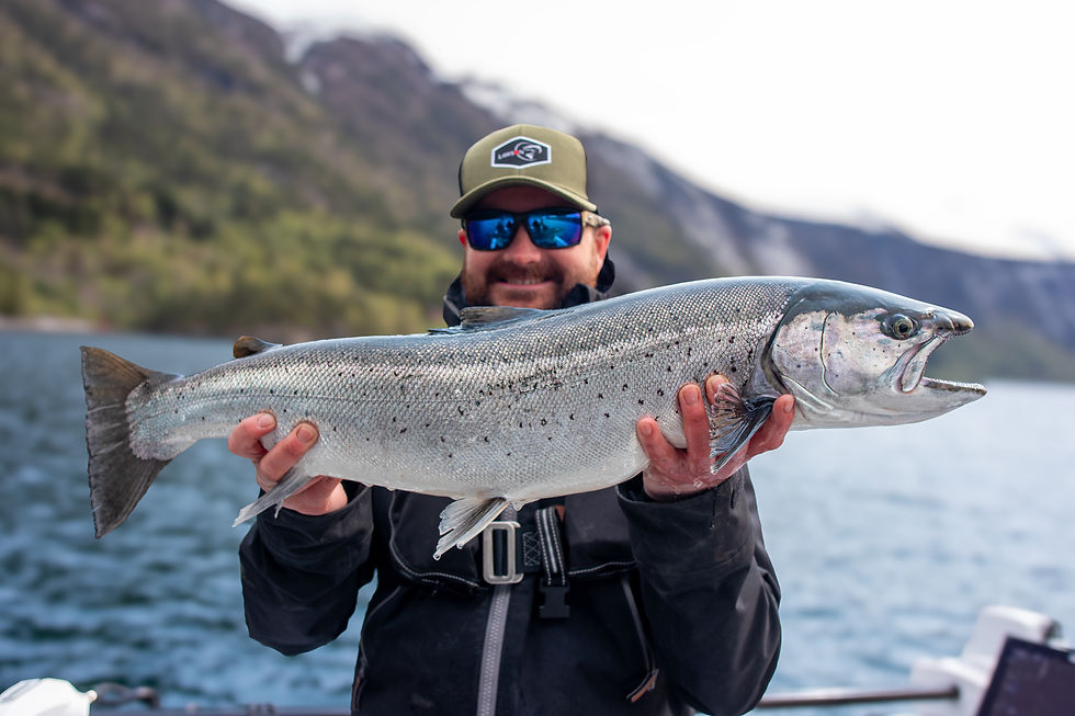 Et fantastisk eksemplar av en sjøørret tatt rett etter fredningsperioden var over i Romsdalsfjorden. Fisken ble gjenutsatt og fikk svømme videre. I Romsdalsfjorden er det ikke uvanlig med stor sjøørret som dette. Et resultat av god forvalting og fornuftig bruk av fredning.