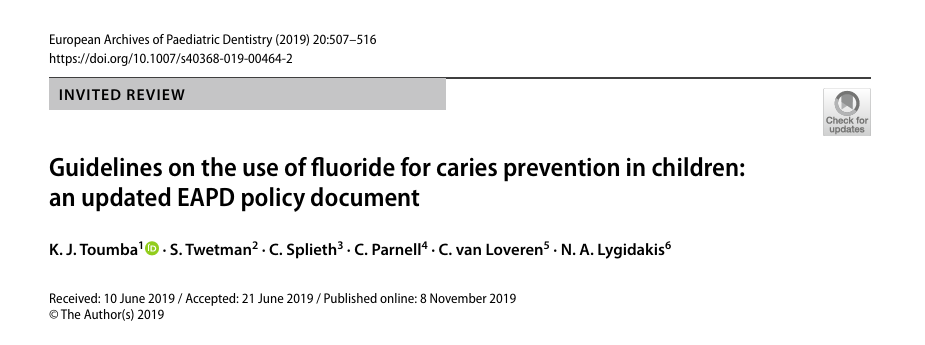 Avrupa Çocuk Diş Hekimliği Derneği (EAPD), çocuklarda diş çürüklerinin önlenmesinde flor kullanımına ilişkin en güncel rehberini 2019 yılında yayımlamıştır.