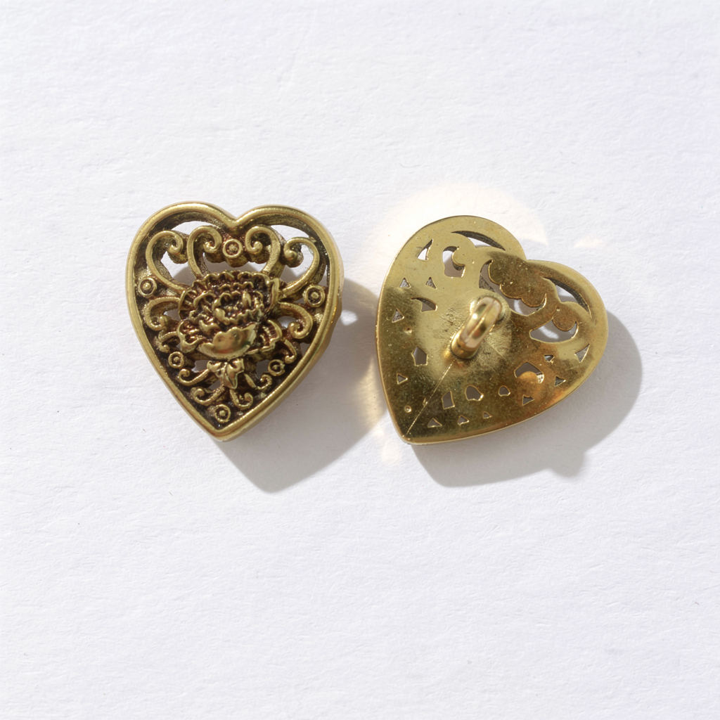 1 bouton couleur or en forme de coeur