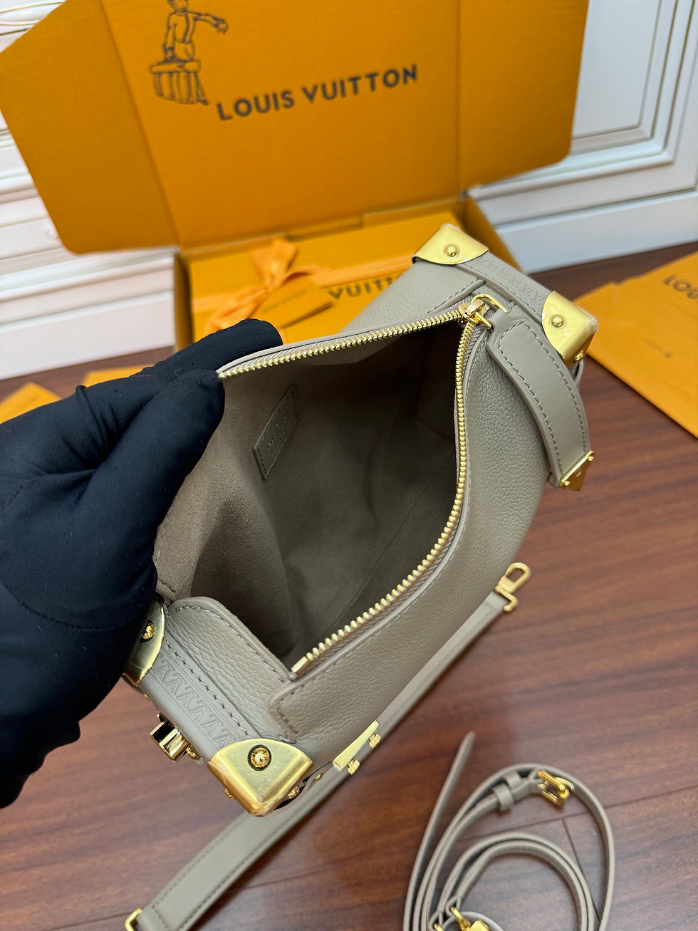 Thumbnail: Dynamic electronic chip handbag 21x14x6CM