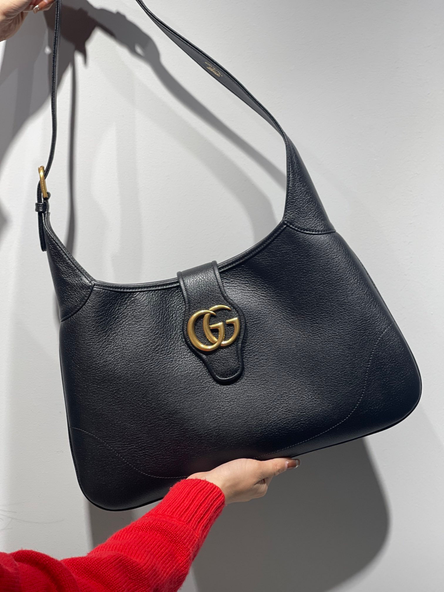 Crescent shaped shoulder bag 38x39x2 cm