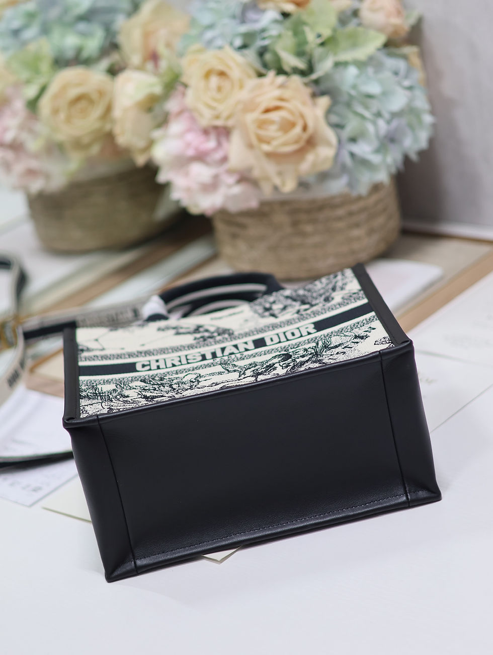 Thumbnail: Designer Mini Book tote 26.5×21×14cm
