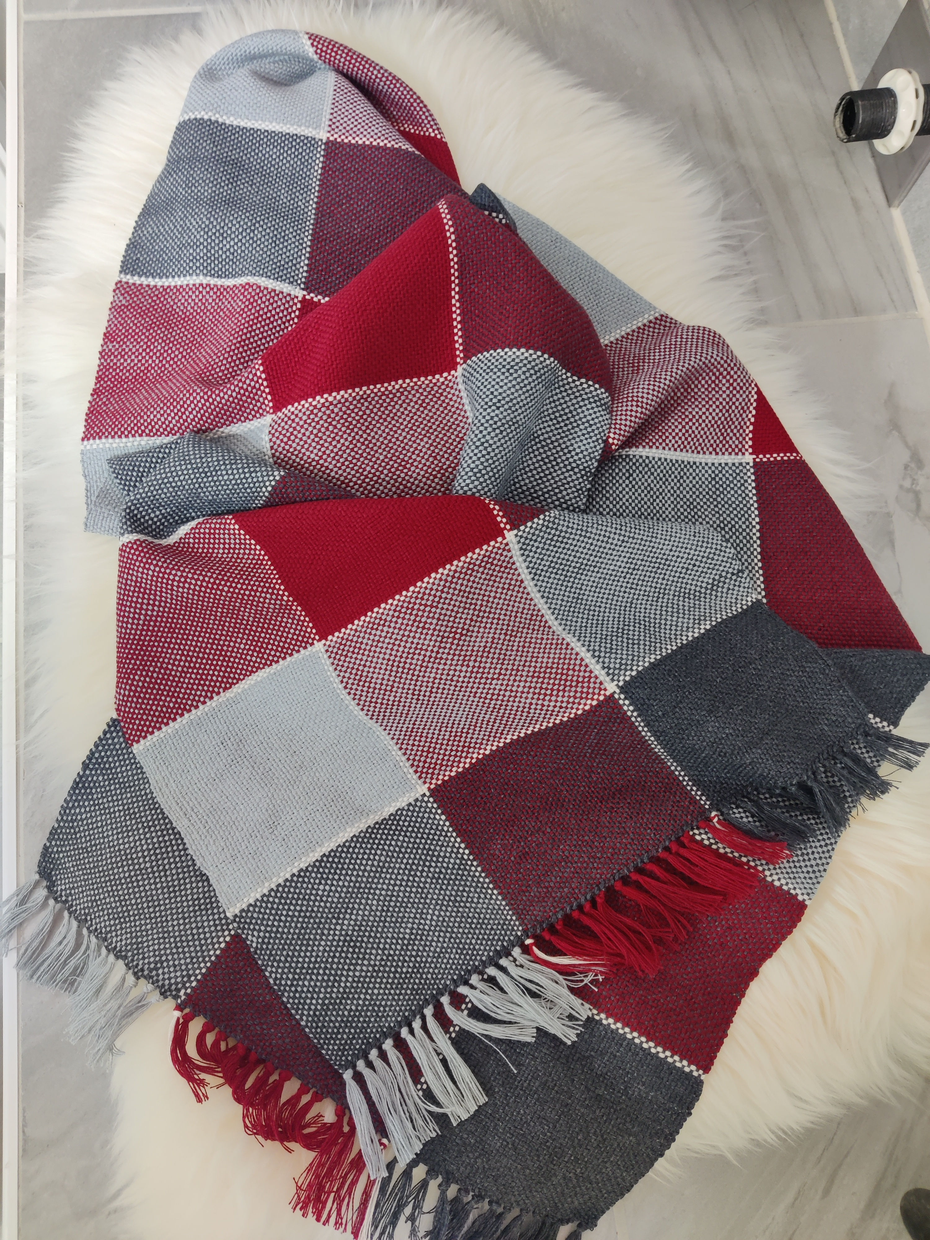 Schal rot-grau im Quadrat 