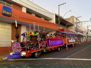 Trem Natalino da ACE encanta Itápolis e reúne centenas de participantes