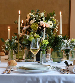 Décoration de table avec vases fleuris et bougies