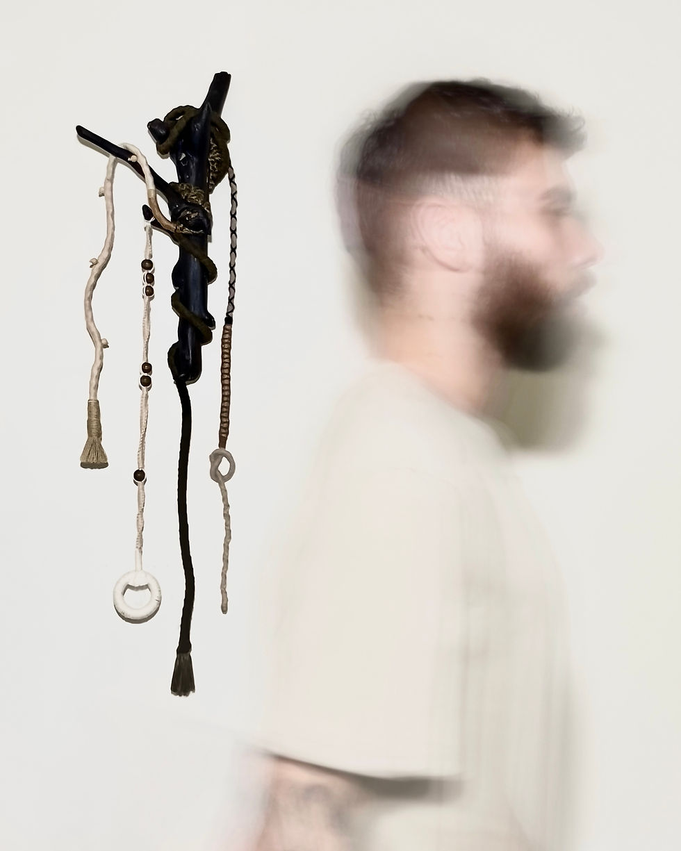 Nicco Gomez com a peça n1 da série Brasa Ancestral. Fibras naturais, macramê e shou sugi ban. Arte contemporânea de parede.