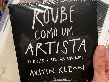 nicco gomez segurando livro roube como um artista