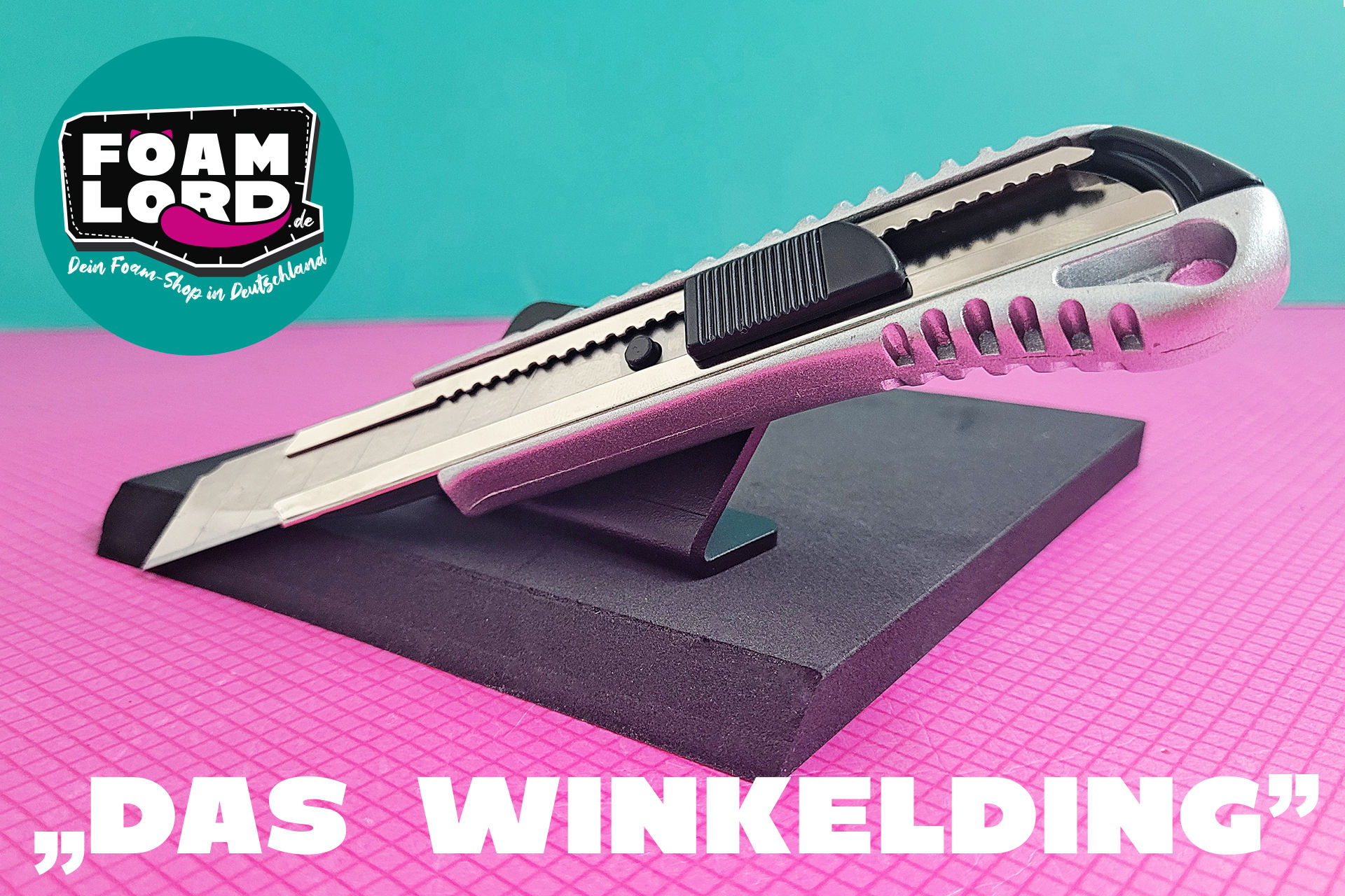 Das Foamlord Winkelding: in Cuttermesser auf einem 45 Grad Winkel aus schwarzem Aluminium