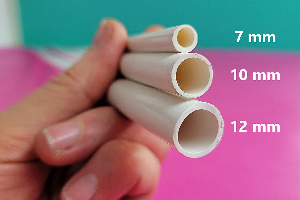 Miniaturbild: Eine Hand hält 3 Rohre mit verschieden Durchmessern: 7, 10 und 12 mm