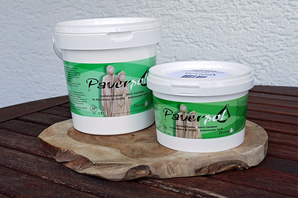 zwei verschieden große Eimer Paverpol Textilhärter stehen nebeneinander. Infos dazu im Text