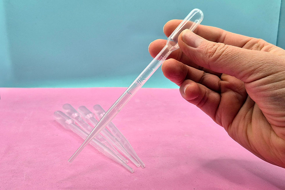 Kunststoff Einwegpipette 3ml. Hand als Größenrefernz