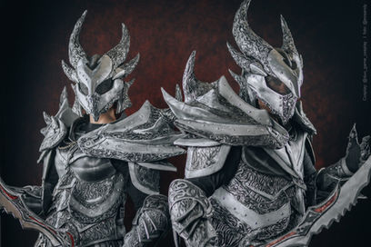 Zwei Cosplayer tragen eine Deadrische Rüstung aus dem Spiel Skyrim