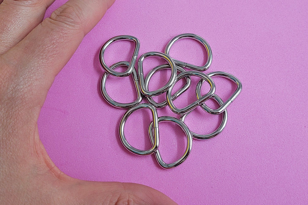 Miniaturbild: Ein Haufen silberner D-Ringe
