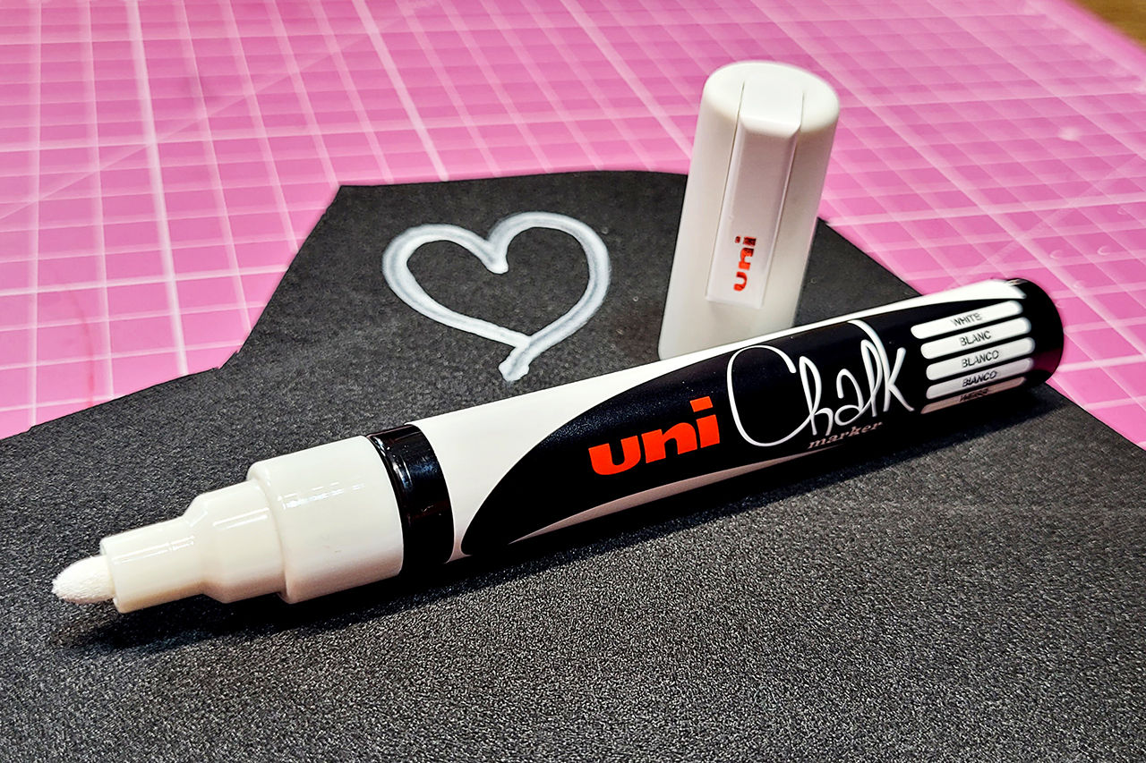 Ein Kreidestift liegt auf einem Stück Foam