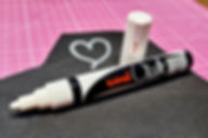 Ein Kreidestift liegt auf einem Stück Foam