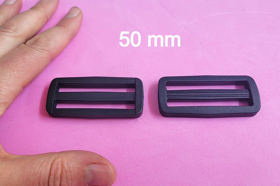 Miniaturbild: Zwei 50mm Leiterschnallen. Hand als Größenreferenz. Sie sind etwa so lang und breit wie ein Daumen