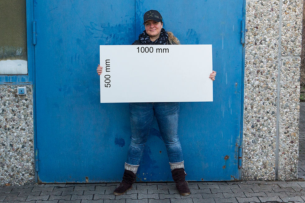 Miniaturbild: Größenreferenz: Eine Frau hält einen 0,5*1m Bogen weißen Foam quer . Er reicht ihr vom Schritt bis zum Schlüsselbein