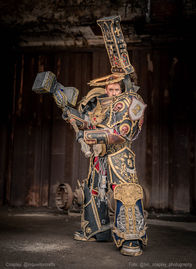 Cosplay eines Warhammer 40k Charakters: Eine enorm große und detailreiche Rüstung
