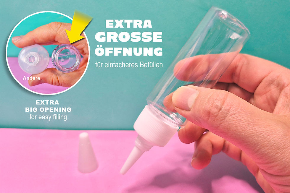 eine kleine transparente Flasche, leer. Mit schmaler Dosierspitze. Text: Extra große Öffnunf für einfaches Befüllen