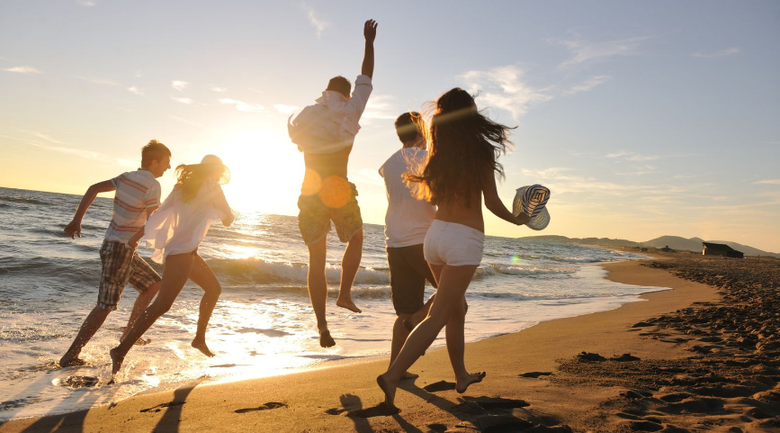 Groupe de célibataires courant sur la plage lors d’un voyage expérientiel