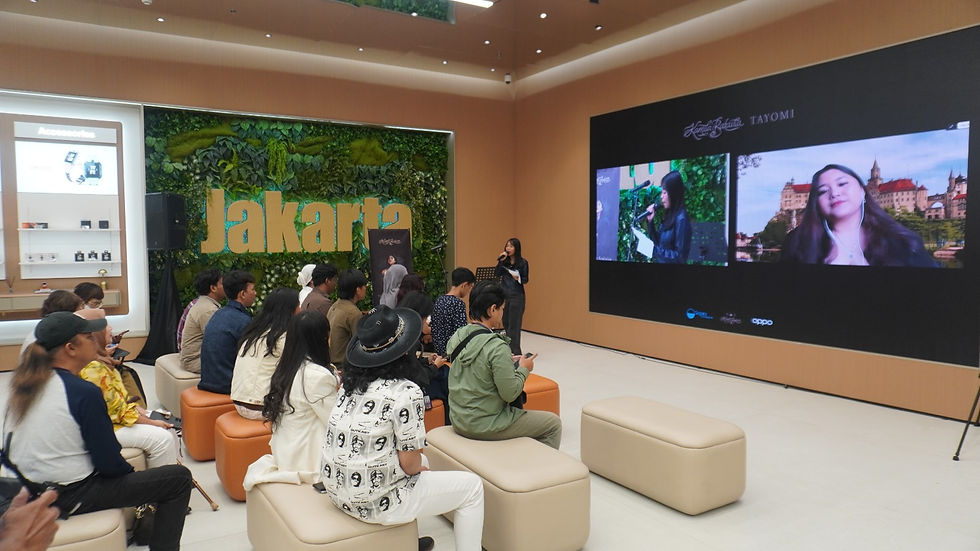 Attendees watching Kamila Batavia speak on screen during the “Tayomi” talk show and interpretation session at OPPO Flagship Store, Gandaria City.