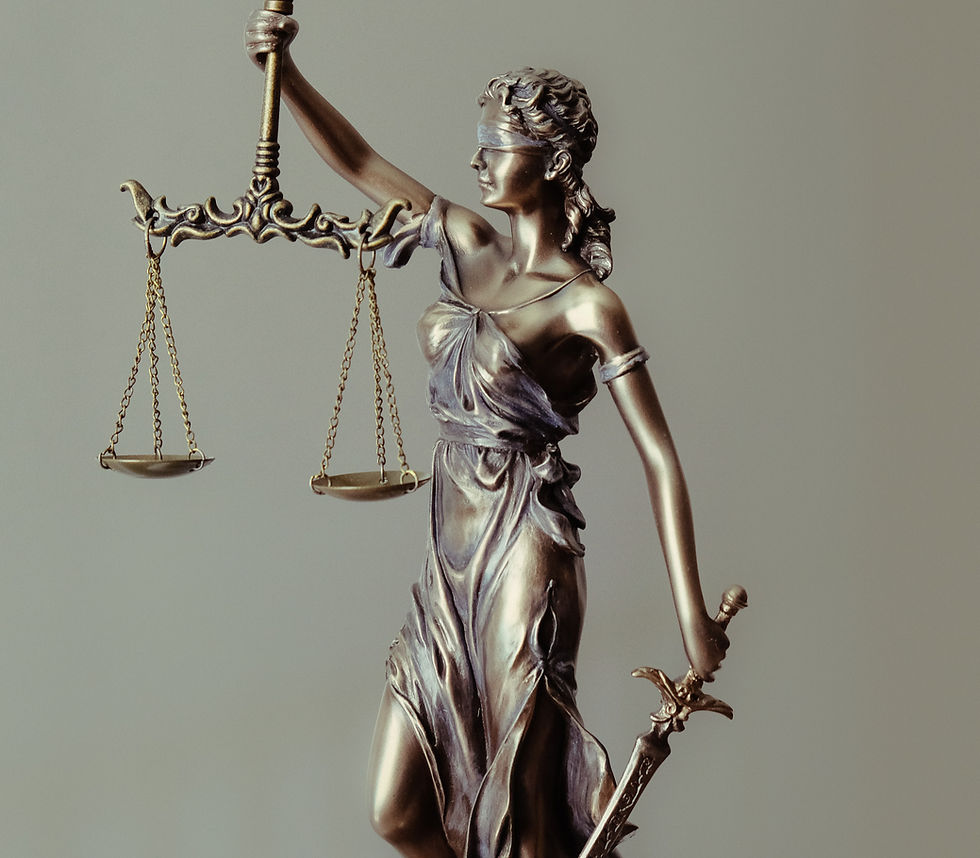 Diosa justicia sosteniendo una balanza representando la equidad