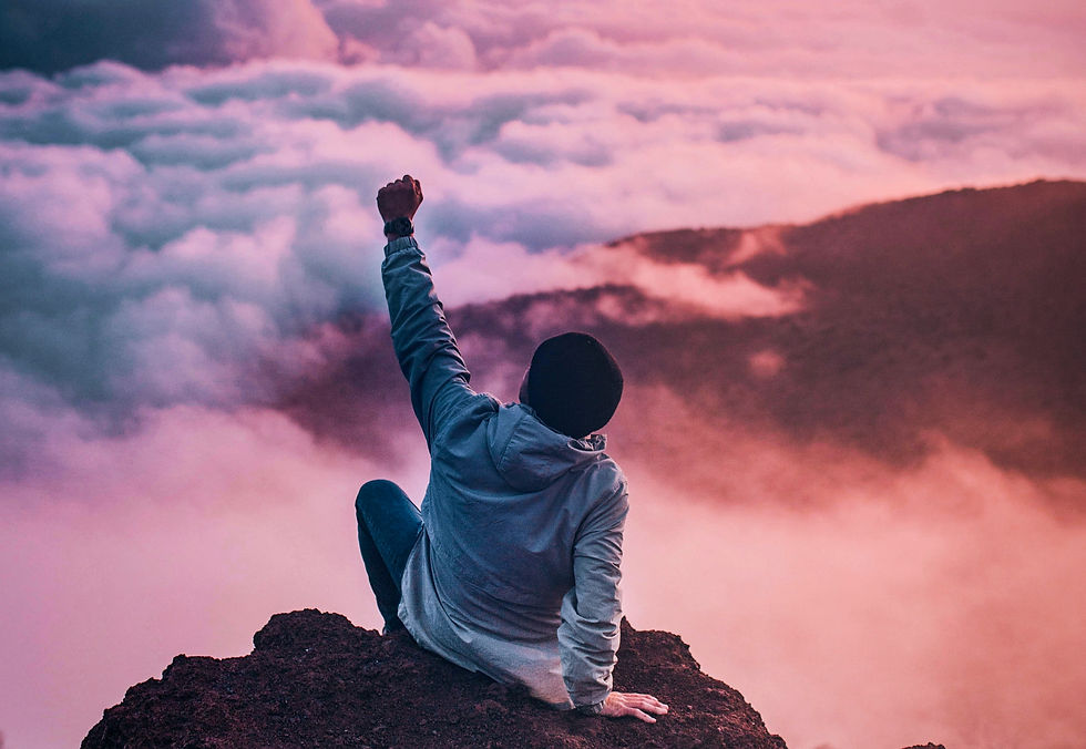 hombre con mano alzada motivado - Psicología del Talento - Motivación Intrínseca