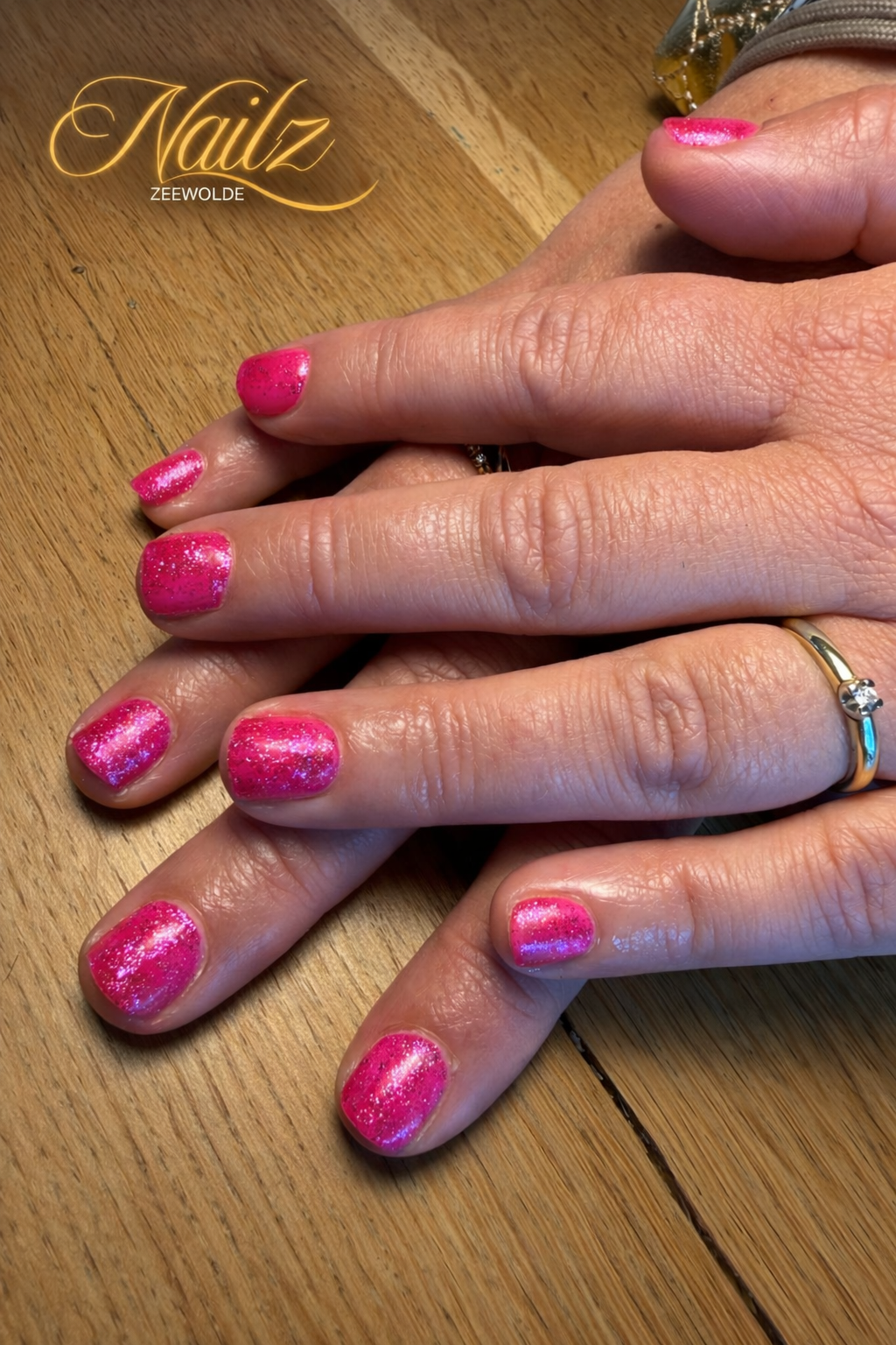 BIAB + gellak op korte nagels met roze glitters