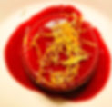 panna_cotta_vegetale_con_salsa_di_fragole_e_fiori_di_calendula.jpg