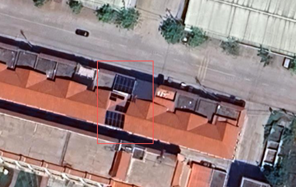 Vista satelital de la sede de SHAMANA que muestra el área de instalación fotovoltaica en la azotea antes de la modernización, en Dongguan, China.