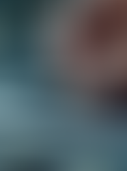 uma mão realizando o reparo com uma ferramento em uma tela de iphone com varios componetes de telefone espalhados.