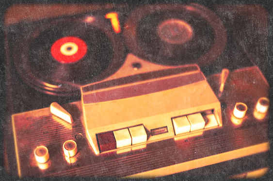 Vintage_Reel_Tape_Recorder_original_806843_edited.jpg