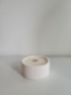 Bougie en pot, design strié, avec une mèche en bois, cire d'olive, plusieurs parfums.