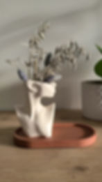 Vase Décoratifs sculptural buste de femme, idéal pour fleurs séchées, coloris naturel. Sur un plateau décoratif coloris terracotta.