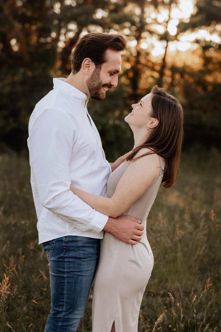 Pärchen umarmt sich und lachen sich an