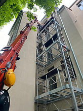 Gerüst-Bau-mit-Kran