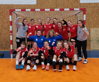 Průběžné 1 . místo v tabulce patří starším dorostenkám