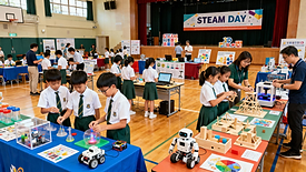 jimeng-2025-11-25-7342-香港小學生參加學校舉辦的 STEAM Day,全校活動場景。室內禮堂或多用途活動....png