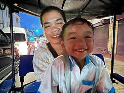 der aufgeregte Mongkol mit seiner Mutter Phary auf dem Weihnachtsausflug.jpg