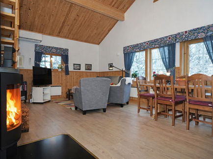 Vardagsrum med braskamin i Falkenstugan Lindvallen Sälen