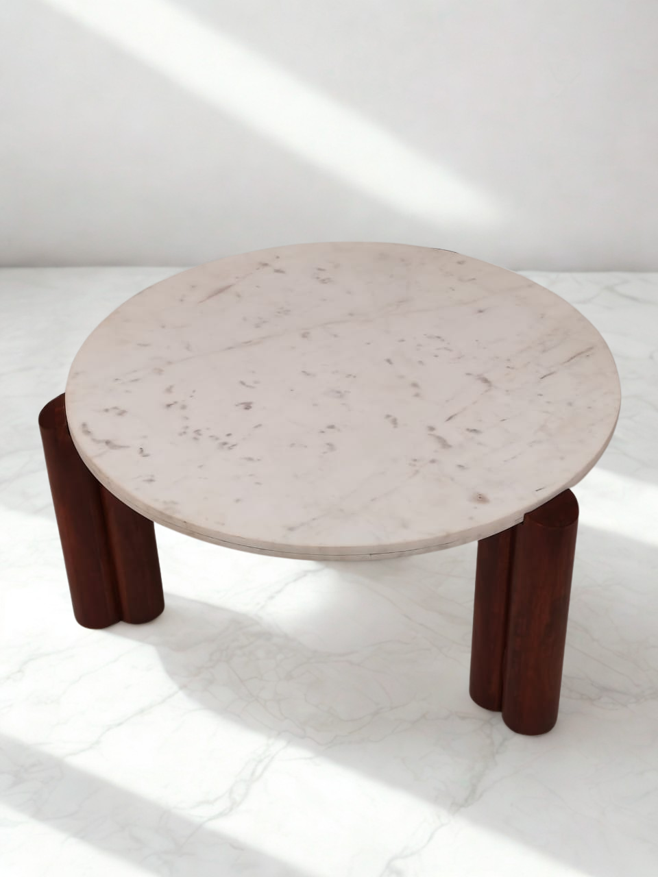 Table basse ronde en marbre beige et bois