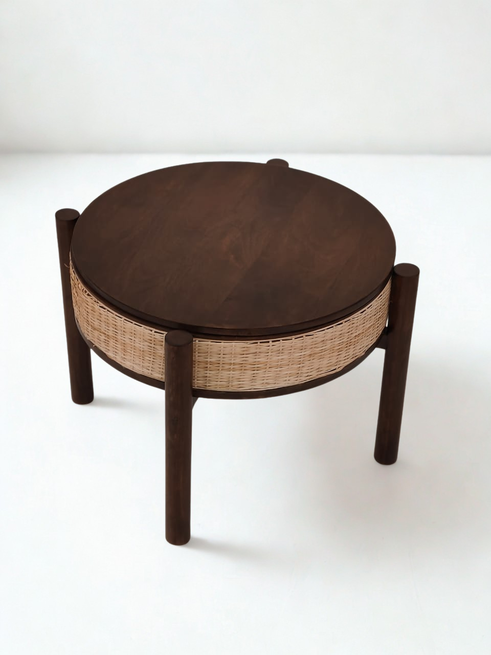 Table basse ronde en bois foncé et rotin