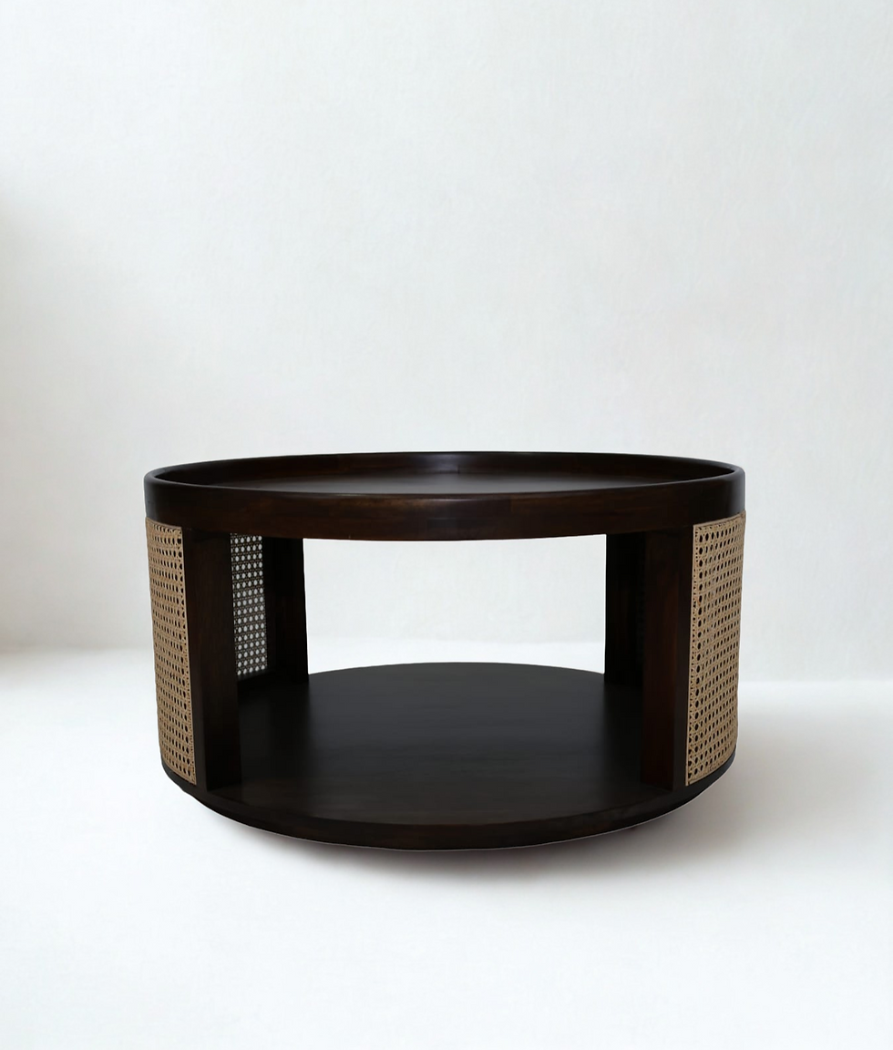 Table basse ronde en bois foncé et rotin