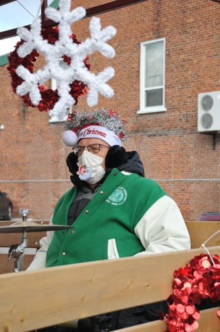 Doug Darwin in the g-g-g-g-g-groov-v-v-v-e. Brrrrrr.