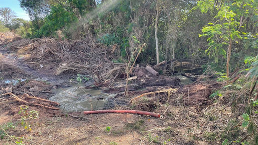 Vazamento de esgoto é identificado próximo à cachoeira e preocupa moradores